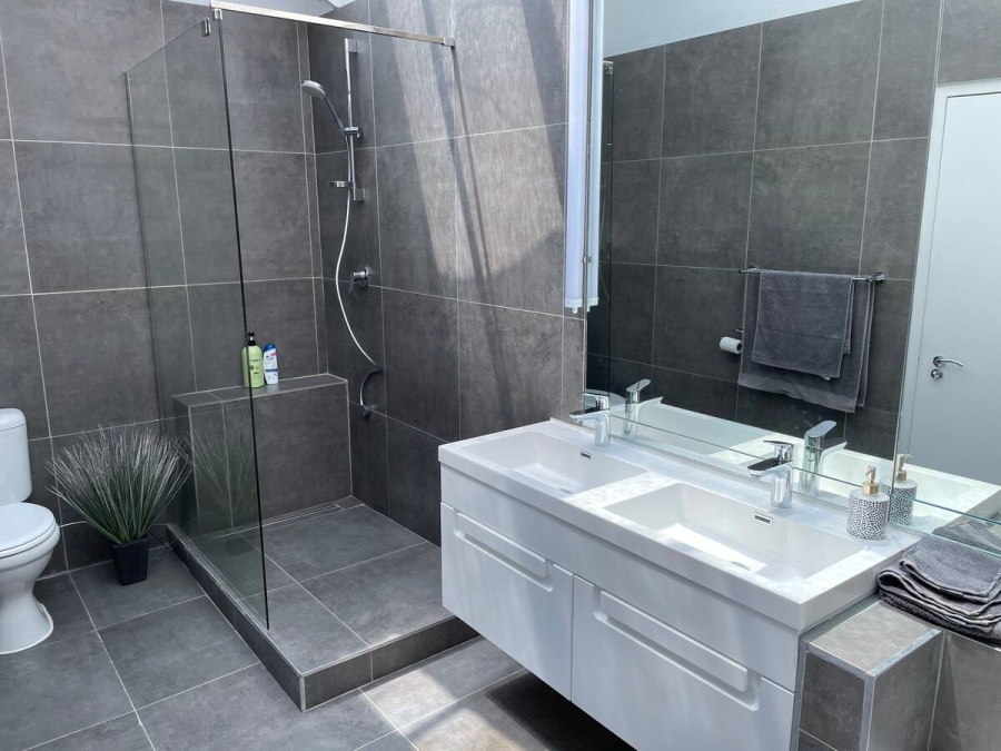 To Let 4 Bedroom Property for Rent in Bantry Bay Western Cape